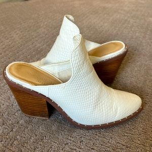 Chinese Laundry Springfield Snakeskin & Nailhead Detail White Leather Mule